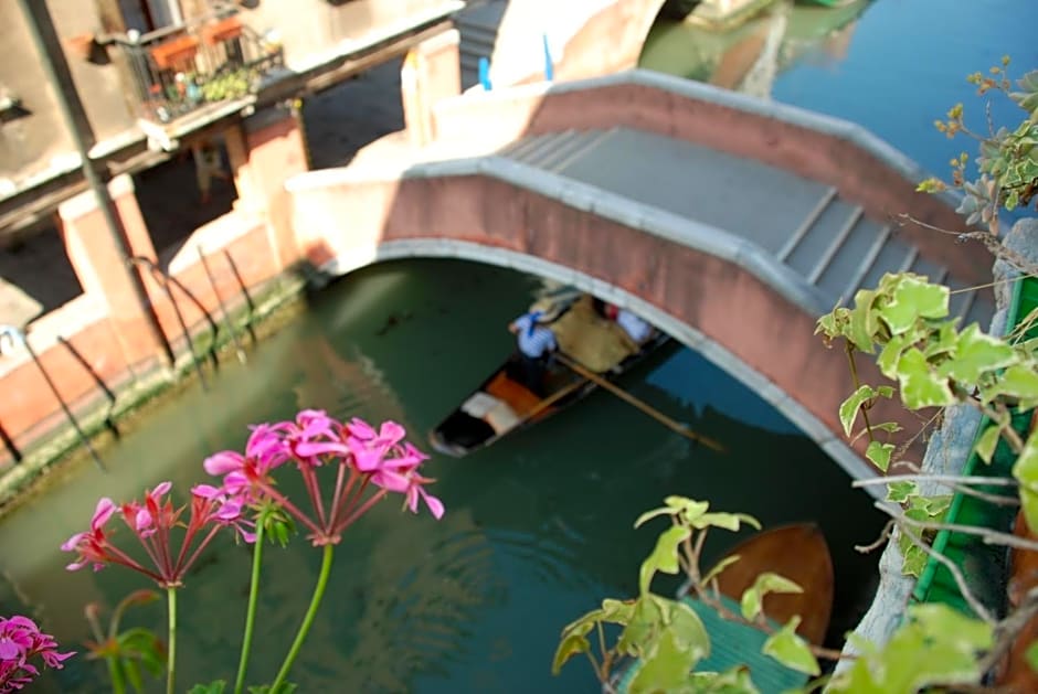 Hotel At Leonard
