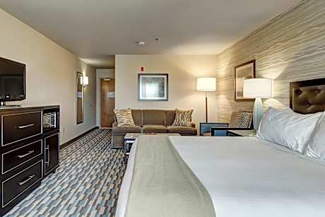 1 King Bed Suite Mobil Access Roll Shwr