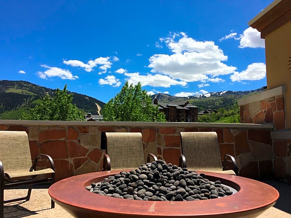 Sundial Lodge Larger Penthouse by Canyons Village Rentals