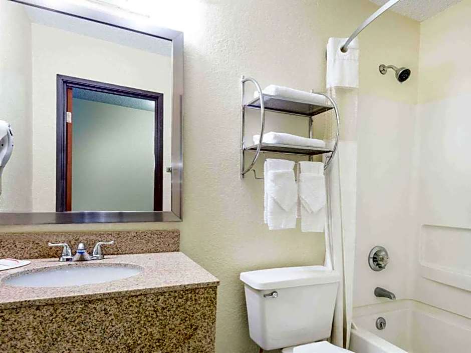 Super 8 by Wyndham Franklin/Middletown Area