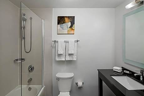 Executive Queen Room with City View - High Floor