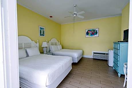 Deluxe Queen at the Curry Mansion - Parking & Heated Pool!