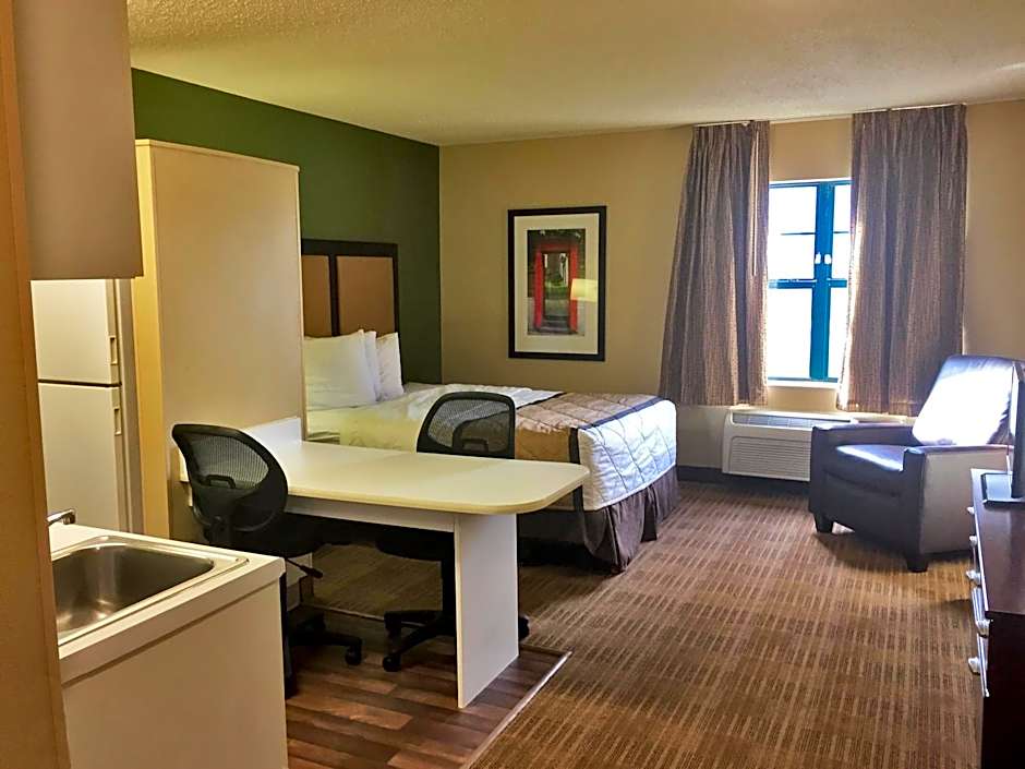 Photo 1 of 10 of Studio 1 Queen Bed