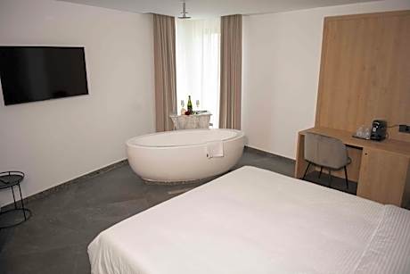 Deluxe Double Room with bathtub