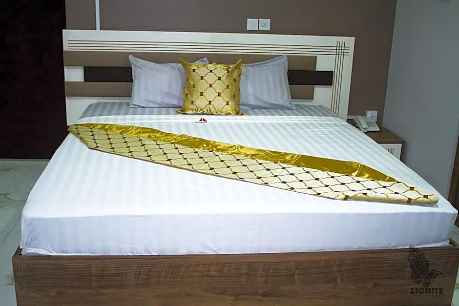 Plus 33 Hotel