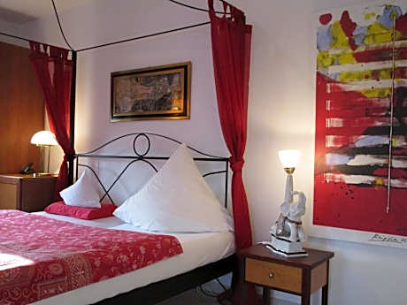 Large Studio (1 adult)