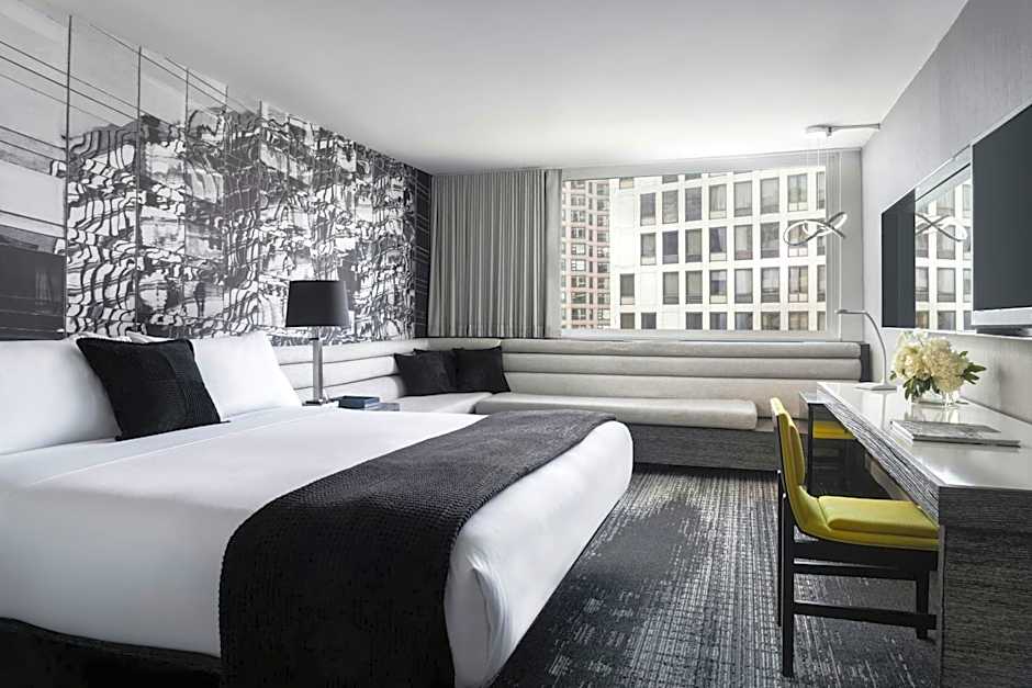Foto 1 di 4 di 1 King Bed, Hearing/Mobility Accessible, Roll in Shower, City View