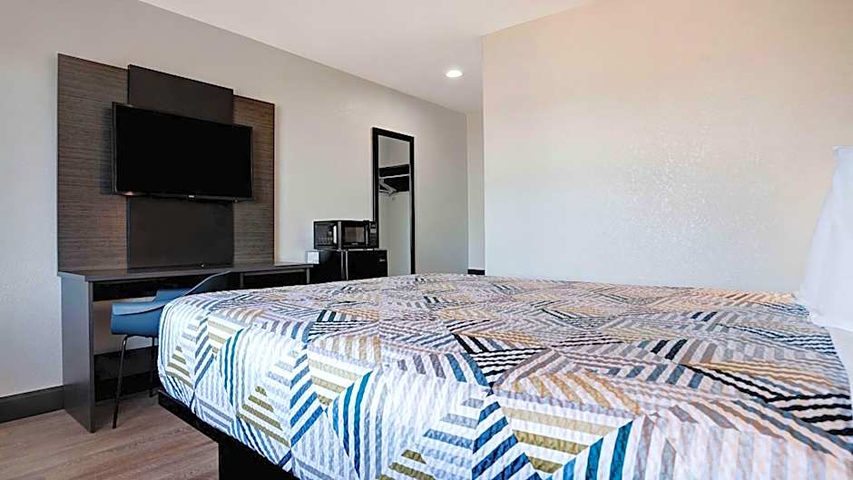Photo 1 of 4 of 1 Queen Bed
