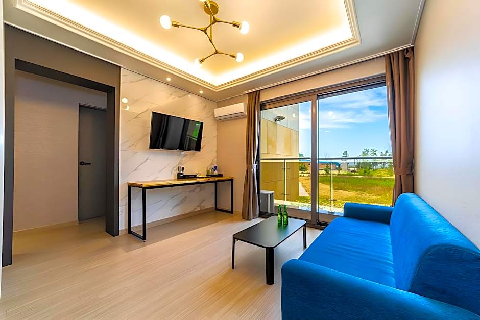 CozyCove Boutique Hotel