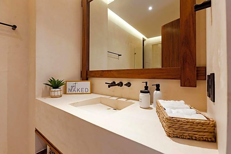 Encanto Luxe Jungle Apt 10min BeachHot TubKing