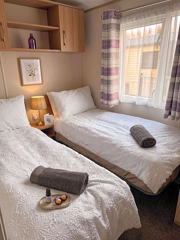 2 Bedroom Lakeview Lodge - Ensuite & Balcony Deck