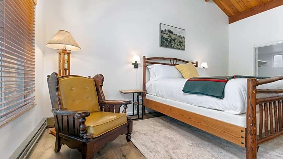 Camp Nelson Lodge Room 6