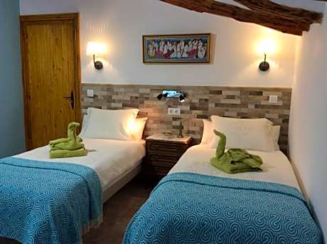 Standard Twin Room with Mountain View