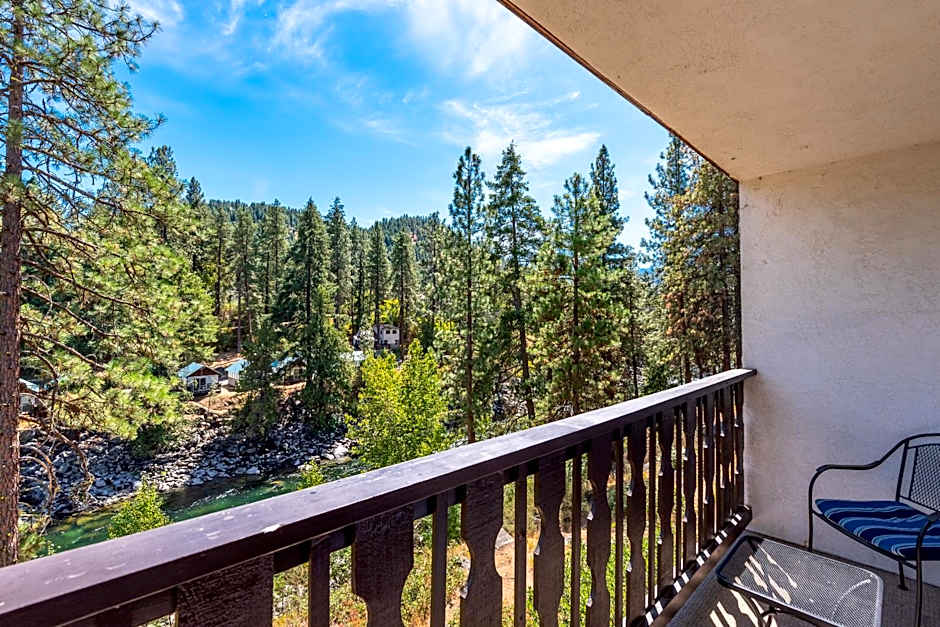 Photo 1 of 14 of 2 Queen Beds, River View, Balcony