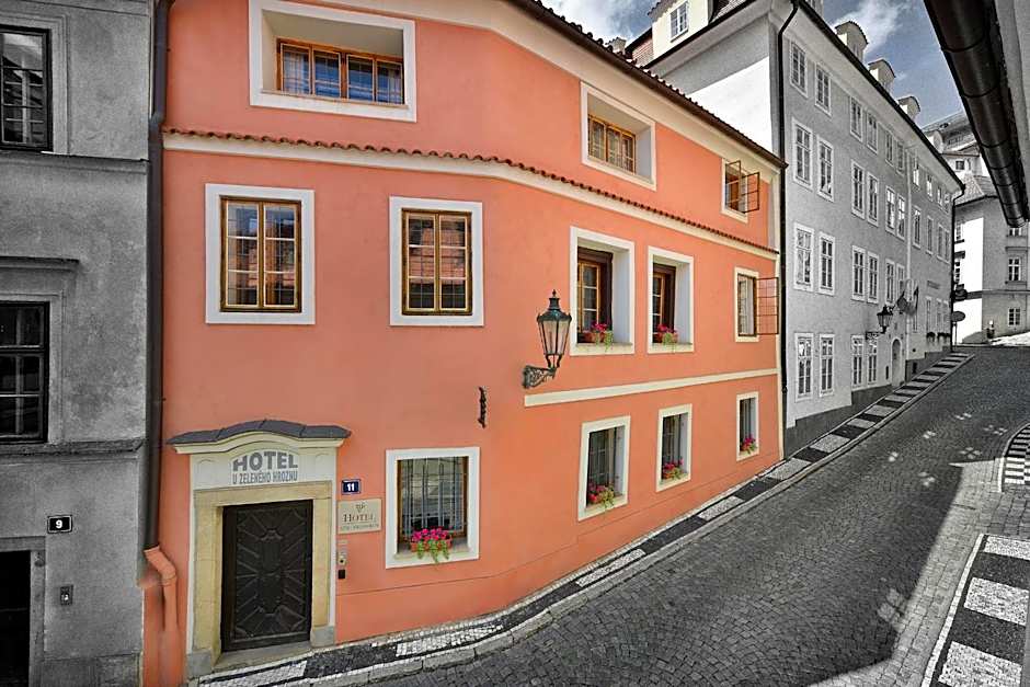 Hotel At the Green Grape