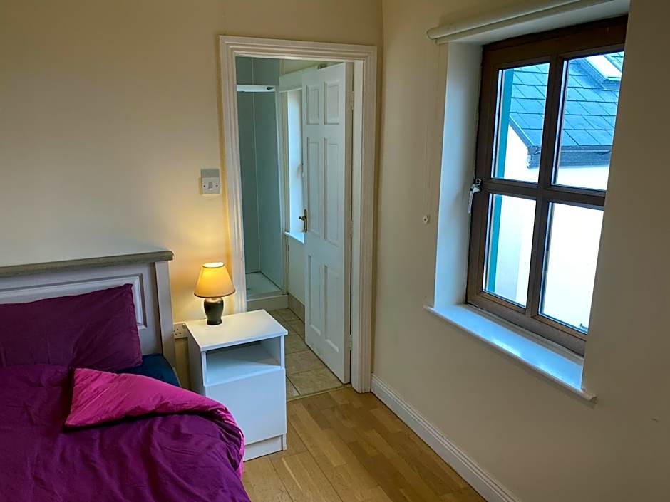 Single Room with Private Bathroom — 4 fotoğraftan 1. fotoğraf
