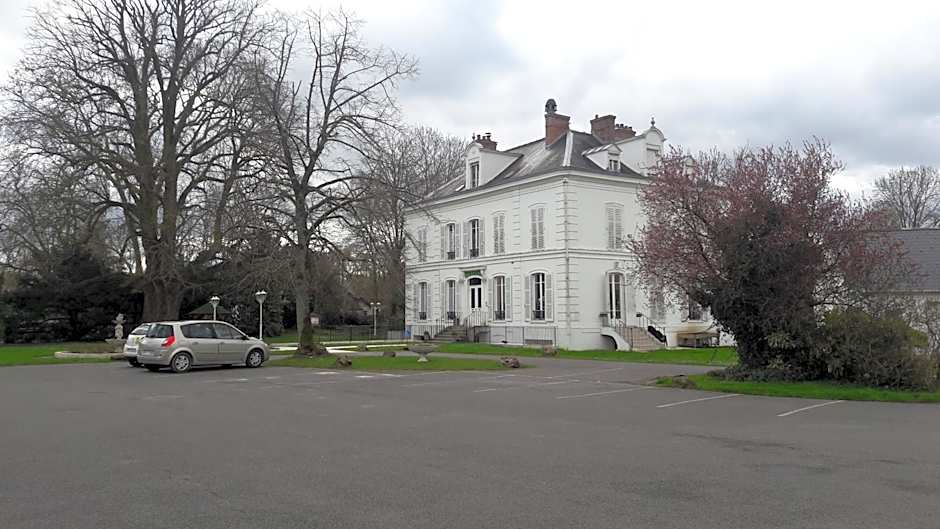 Logis Hostellerie Le Chatel Nangis