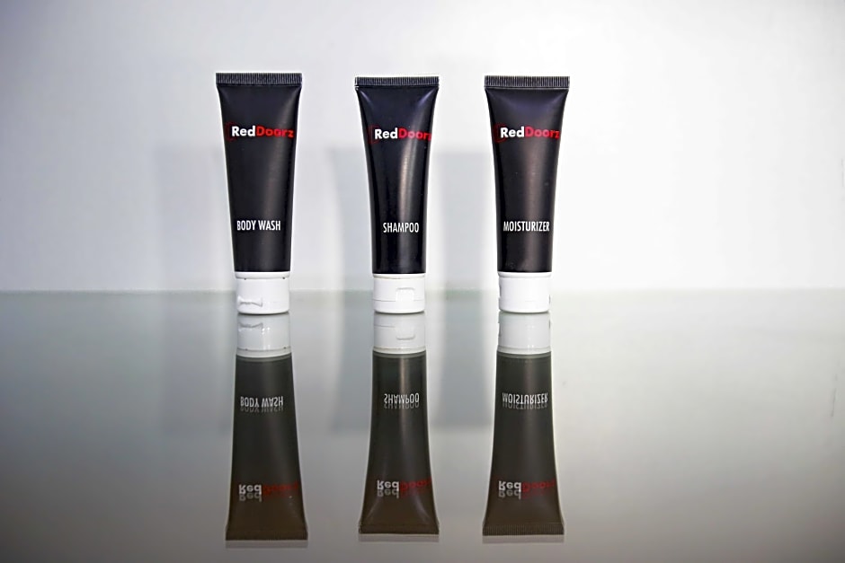 RedDoorz Plus near Isola UPI