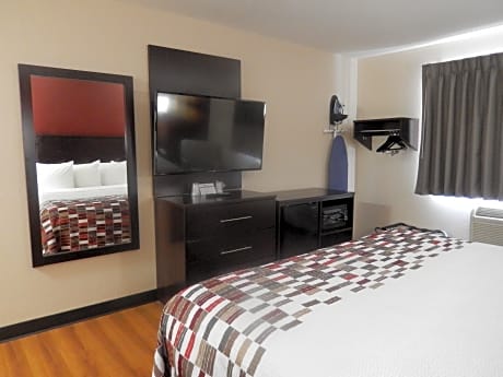 ADA Accessible Deluxe Queen Bed Roll-In Shower Smoke Free