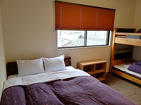 Budget Quadruple Room with Shared Bathroom