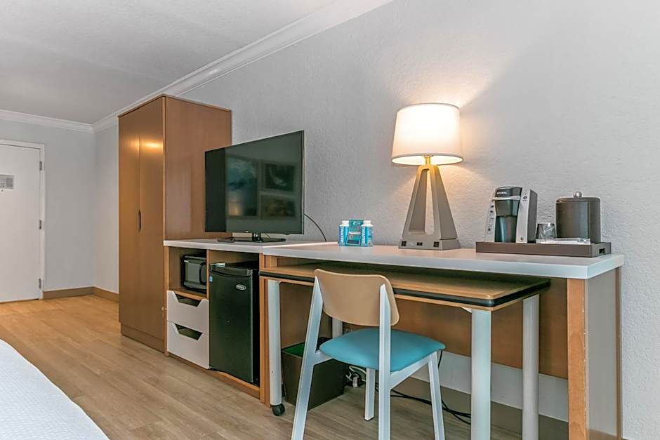 Dolphin Sands Clearwater Beach, an Ascend Collection Hotel
