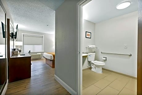 Queen Room - Accessible/Non Smoking