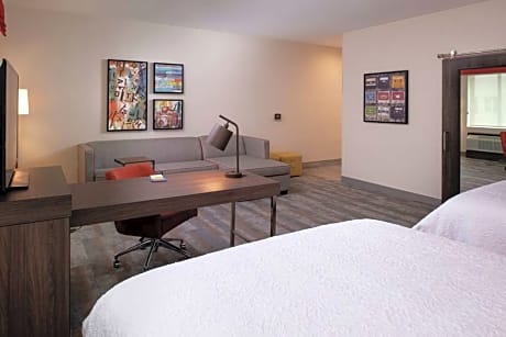 2 Qns Stdo Suite W/Sofa Bed