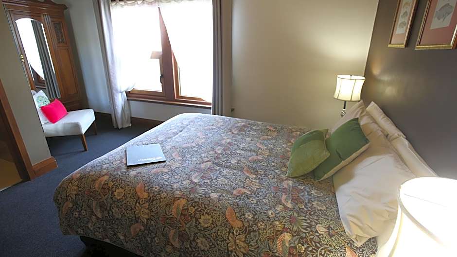Photo 1 of 5 of 1 Queen Bed, View