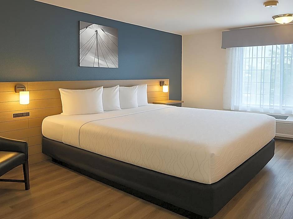 Rancho San Diego Inn & Suites