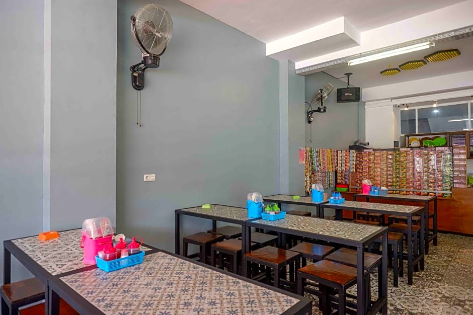 RedDoorz Plus near Patung Kuda Undip