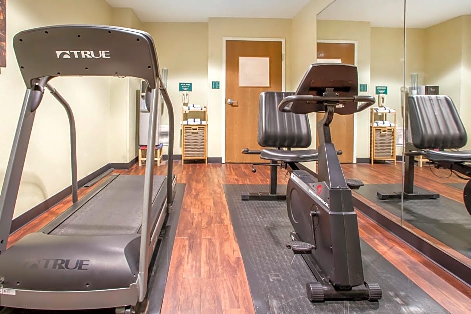 Hawthorn Extended Stay by Wyndham Milwaukee Airport