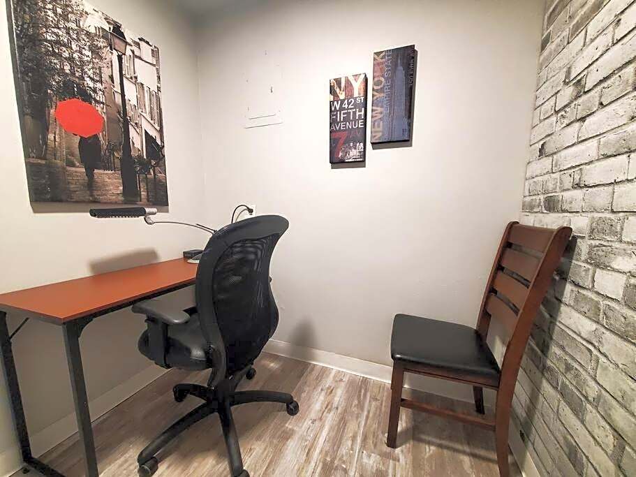 Central Private 1BR Apt. w/Free Prkg + Fast Wi-Fi