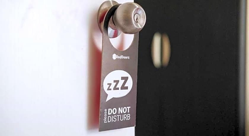 RedDoorz Plus @ Costa Roca Balamban