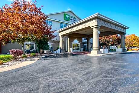 Holiday Inn Express Hotel & Suites Oshkosh - State Route 41 By IHG