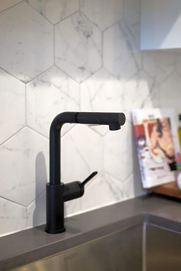 Studio Palms Steps from JeanTalon Market Full Bath by Den Stays