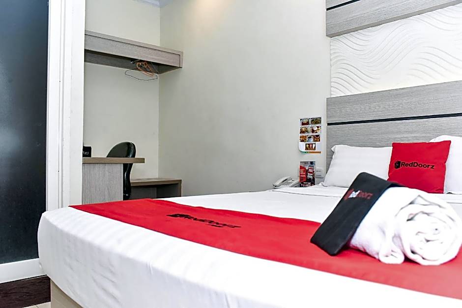 Reddoorz Plus near Makassar Town Square