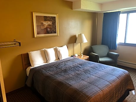 Room with 1 Queen Bed Accessible