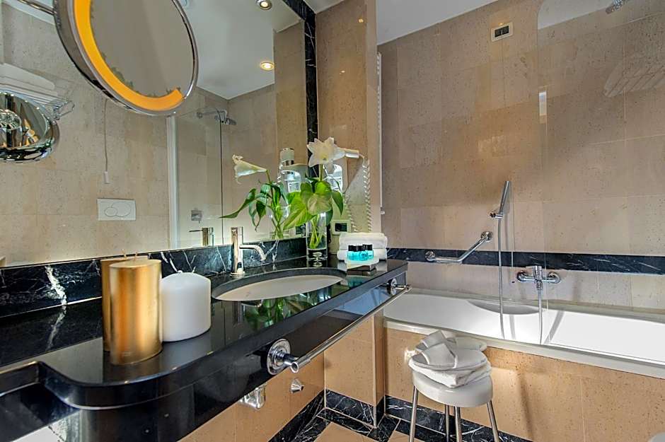 Cardinal Saint Peter Hotel
