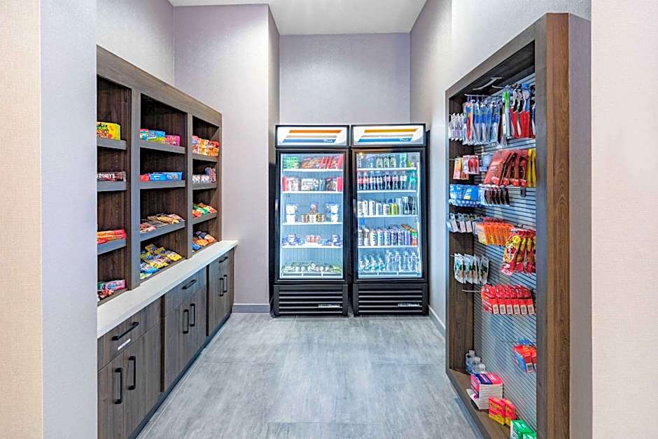 La Quinta Inn & Suites by Wyndham Galveston North at I-45