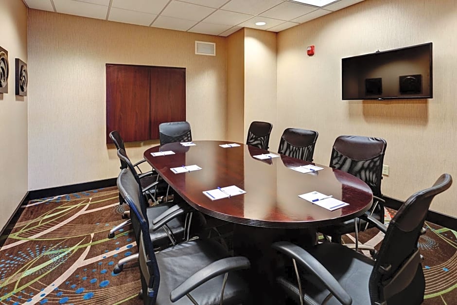 Holiday Inn Express Northwest Maize By IHG