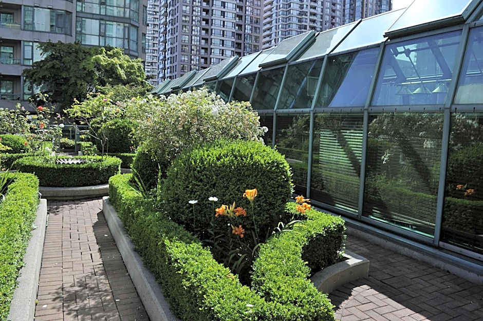 Rosedale On Robson Suite Hotel