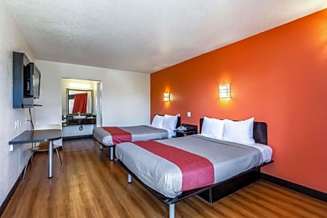 Deluxe Queen Room with Two Queen Beds - Smoking