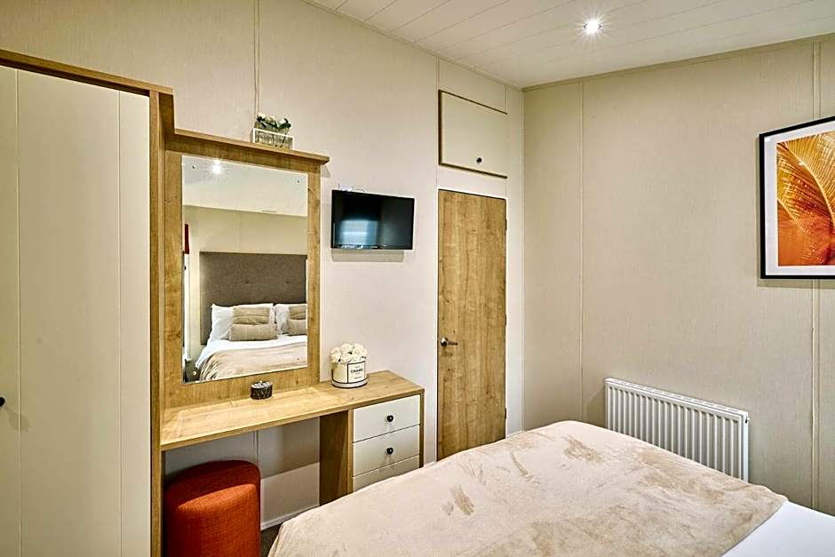 Heathery Lodge with Hot Tub