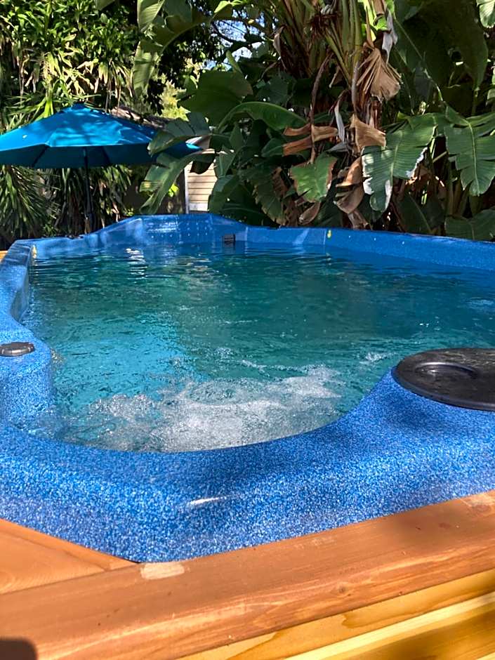 3Gulls Inn Ozona-Boutique Hotel-Steps from Restaurants & Brewery-SwimSpa Pool-Pet Friendly