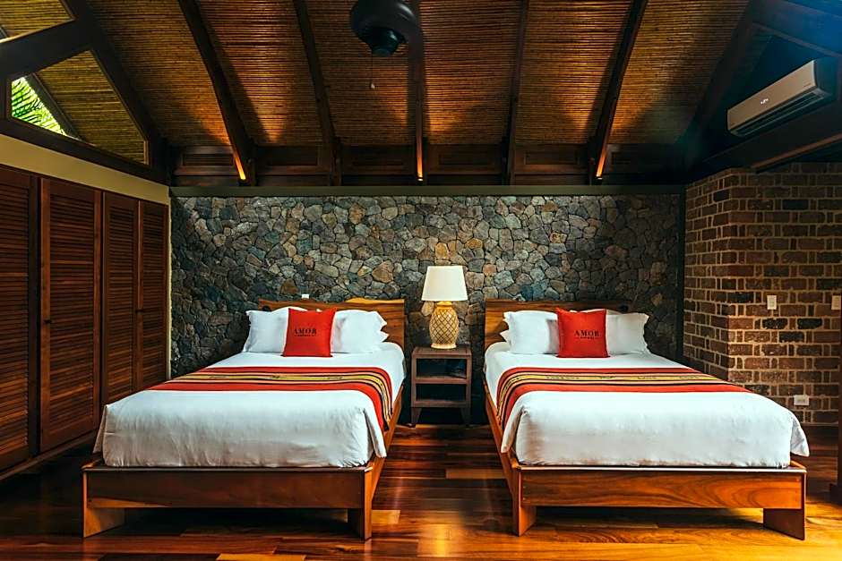 Amor Arenal (Adults Only)