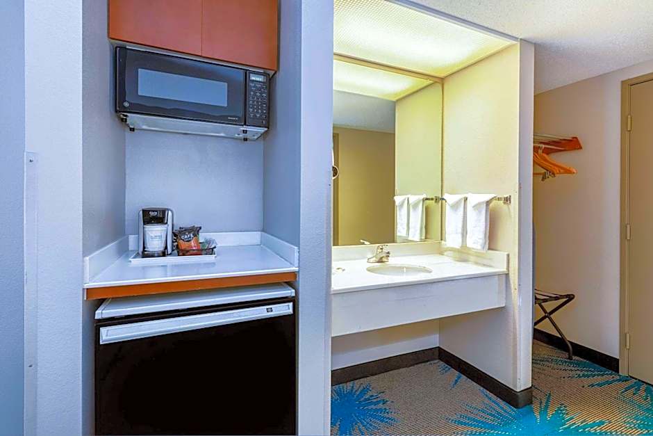 Days Inn & Suites by Wyndham Denver International Airport