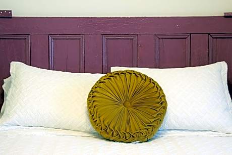 4 Guest Suite with Waterfront Views at Fancie's PEC - Suite 2