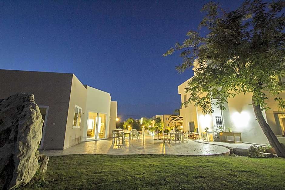 Arodamos Studios & Apts