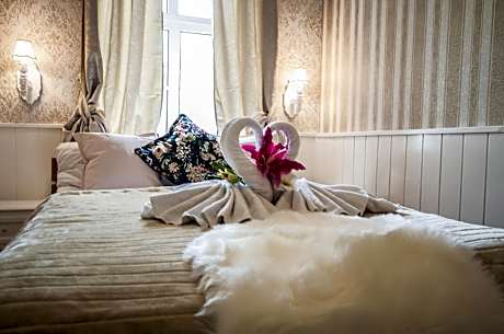 Triple room with private bathroom