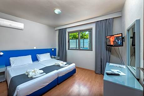 Two-Bedroom Apartment Ground Floor (2-4 Adults)